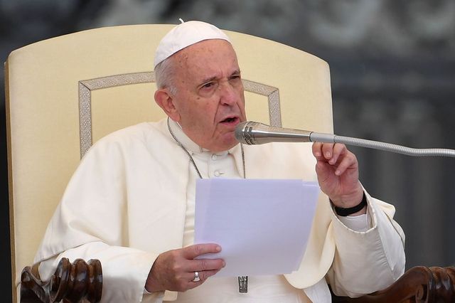 Il Papa pranza coi poveri: bandita la carne di maiale per non infastidire gli islamici