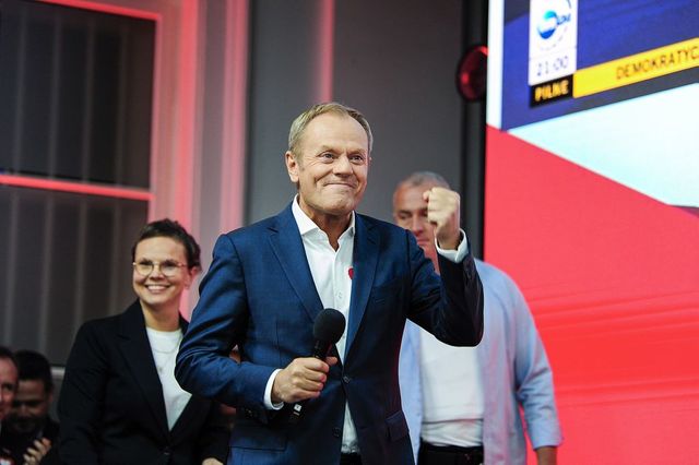 Donald Tusk óvatosságra int Magyar Pétert illetően