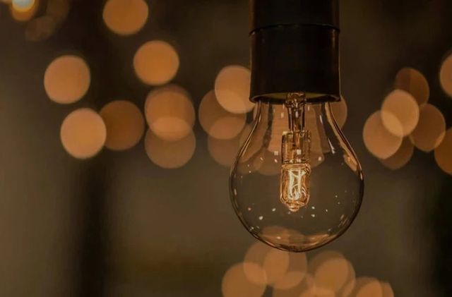 Energocom face apel la consum responsabil de energie în orele de vârfe vârf