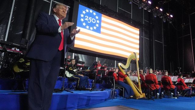 Trump festeggia i 250 anni degli Usa con un comizio elettorale