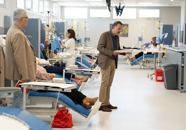 Basilio Sánchez, el médico-poeta que ha llenado de versos el Hospital Universitario Costa del Sol de Marbella