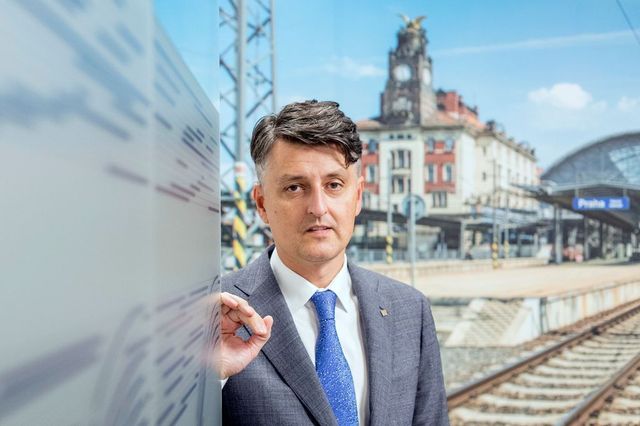 Policie nalezla v domě ředitele Správy železnic přes 80 milionů korun