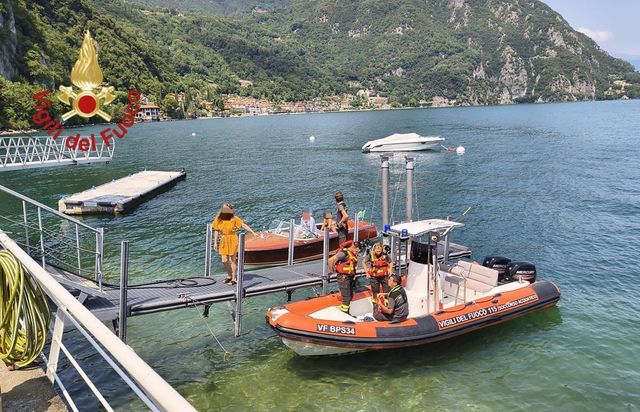 Turista si tuffa con uno dei tre figli nel lago di Como e non riemerge