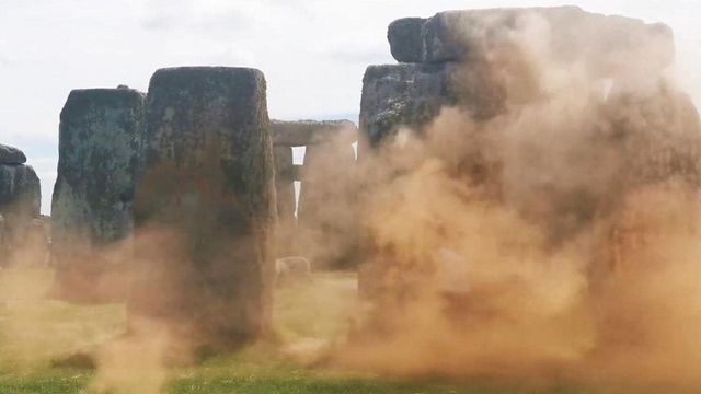 Activistas vandalizan con spray naranja el monumento neolítico de Stonehenge