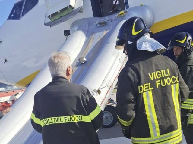 Brindisi, principio di incendio su aereo: voli sospesi