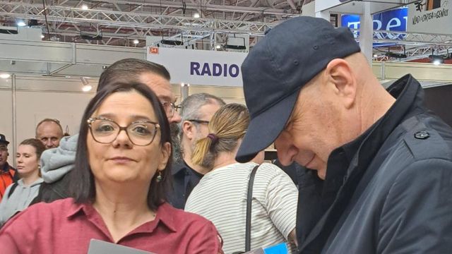 Premierul Bolojan s-a dus sub acoperirea unei sepci, dar cu SPP-ist, la Targul de carte Gaudeamus