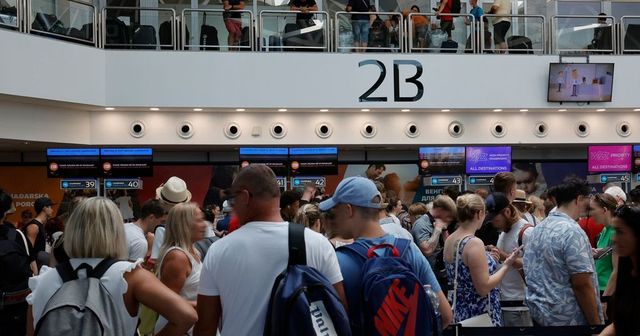 Leugrott egy férfi a budapesti reptér galériájáról