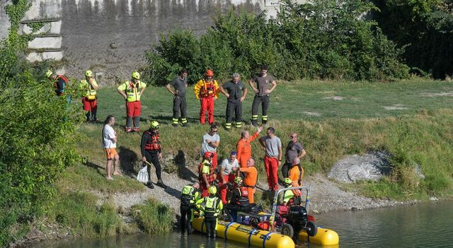 Tenta di salvare il nipote nel fiume Adda, ma annega per un malore