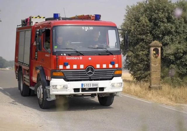 Tres mil personas confinadas por un incendio en el sur de Tarragona