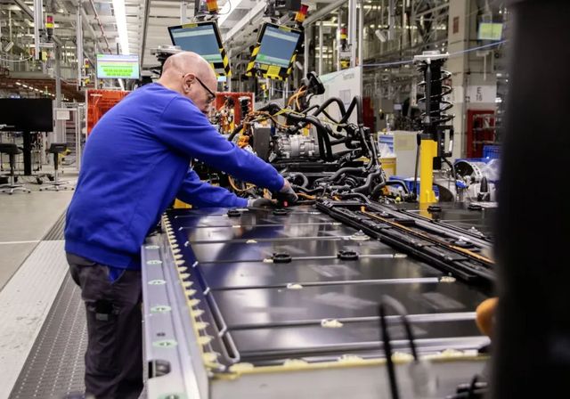 Volkswagen desafía los aranceles de Trump y sigue adelante con su gigafactoría canadiense