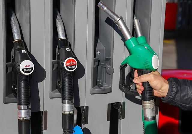 El precio de los carburantes marca su mínimo anual en plena Navidad