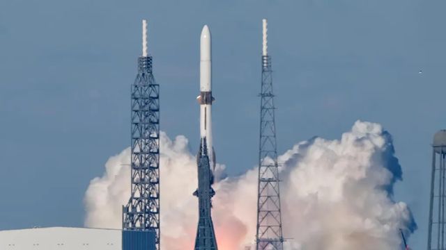 Bezos adelanta a Musk en la carrera espacial