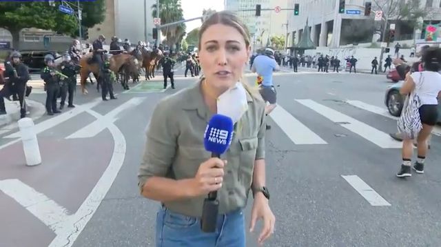 Momentul în care poliția din Los Angeles împușcă o jurnalistă australiană, în timpul unei transmisiuni în direct de la proteste