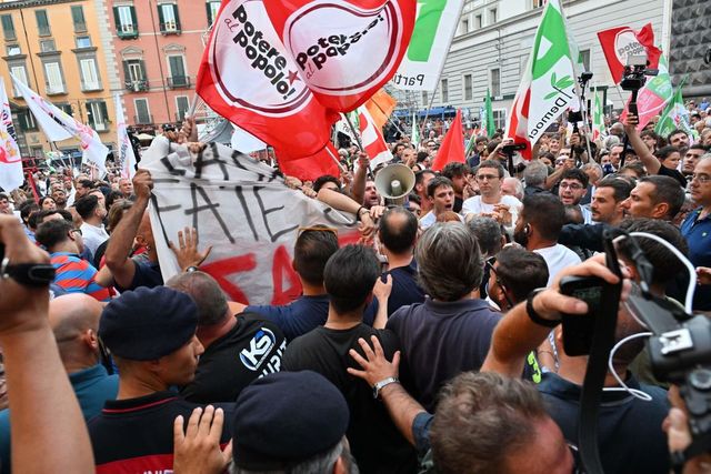 Napoli, Manfredi e Fico contestati a evento Campo Largo: tensione e interviene Fratoianni