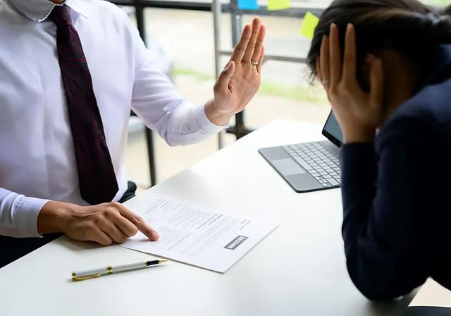 ¿Me pueden despedir por mentir en el currículum?