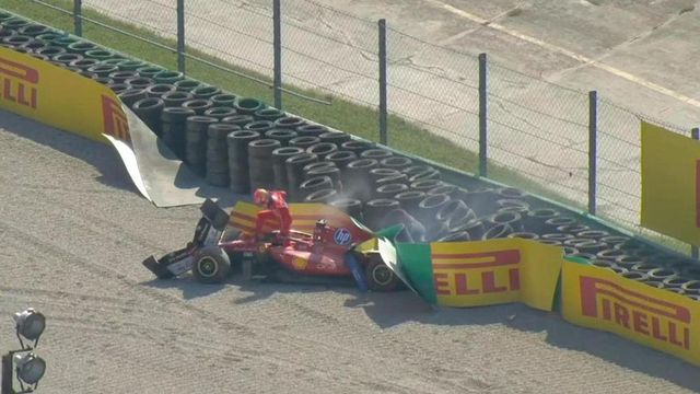 Gp Monza, scintille alla partenza: contatto Leclerc-Hamilton, poi Charles finisce a muro