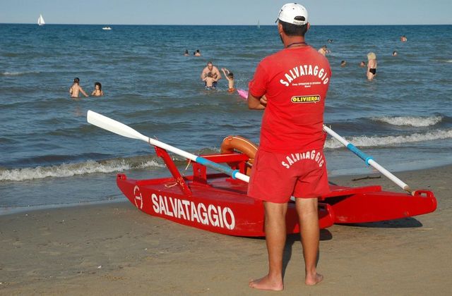 Bagnino si tuffa e salva turista, ma la Capitaneria lo multa