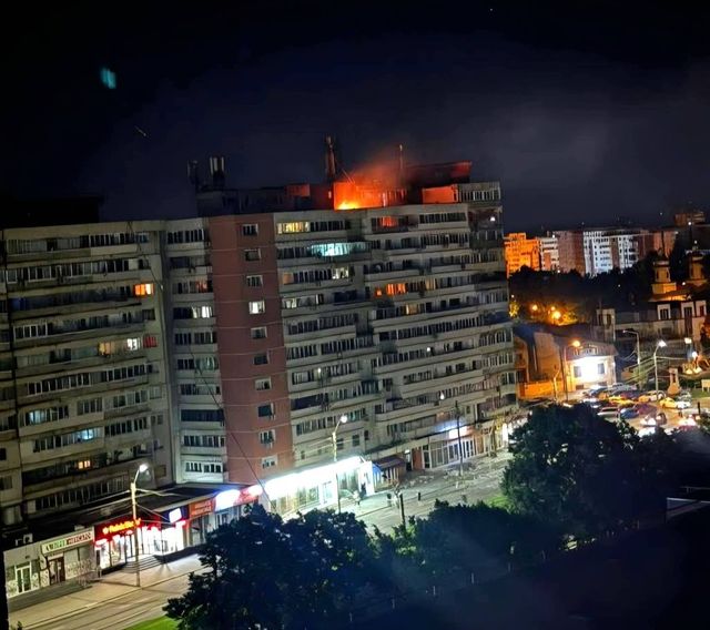 O dronă s-a prăbușit pe un bloc de locuințe din municipiul Galați