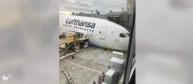 Incident grav pe aeroportul din Frankfurt: Un Boeing 787 Dreamliner s-a prăbușit pe bot după cedarea trenului de aterizare