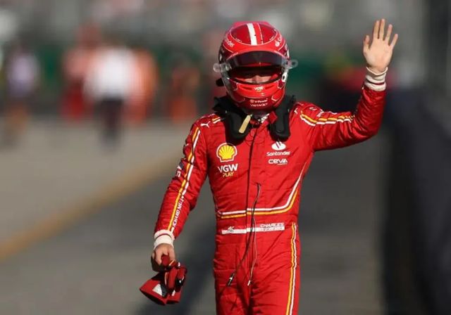 Sainz sonríe en una nueva jornada de gloria para Verstappen