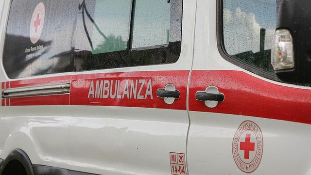 Ambulanza travolge un 12enne che sta andando a scuola