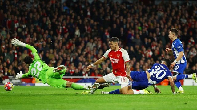 Dos paradas de David Raya en los penaltis meten al Arsenal en los cuartos de final