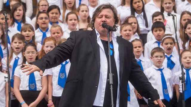 Csaknem 150 ezren énekelték együtt Szarka Tamás Kézfogás című dalát