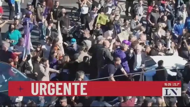 Milei, evacuado entre pedradas de una caravana electoral en la provincia de Buenos Aires