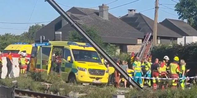 Un tren a intrat în coliziune cu un microbuz școlar în Belgia. Mai multe persoane au murit