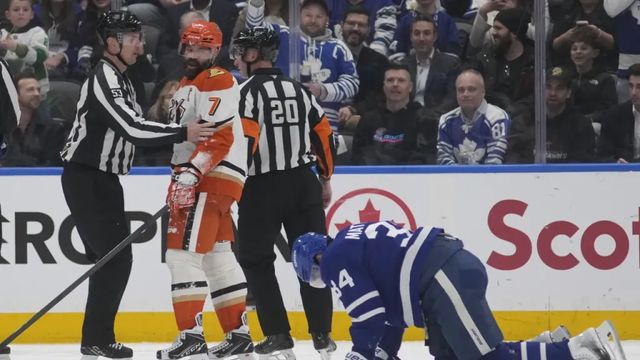 Gudas dostal za faul kolenem trest na pět zápasů, Matthews má po sezoně