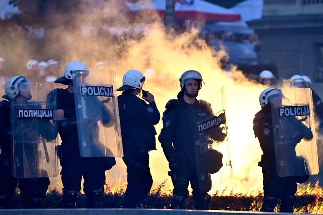 Zeci de mii de oameni s-au adunat în Serbia pentru a protesta față de președintele Aleksandar Vucic