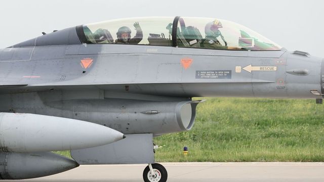 Zelenski a trimis în luptă avioanele F-16