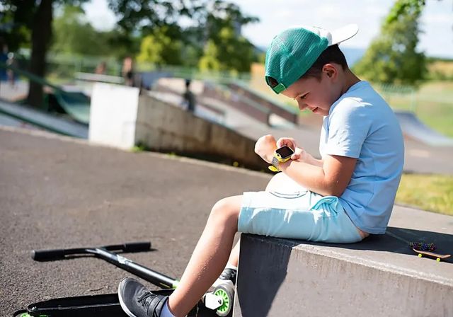 Padres 'helicóptero' y niños en alerta: la otra cara de los relojes con GPS