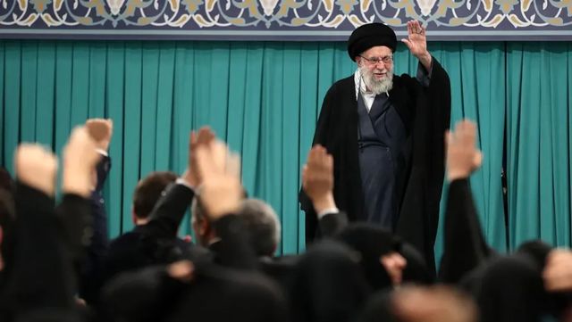 Ali Khamenei amenință SUA cu un „război regional” dacă armata americană atacă Iranul