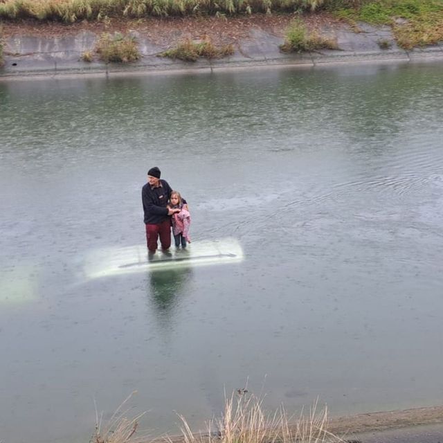 Imagine incredibilă cu un bătrân și o fetiță blocați pe plafonul unei mașini scufundate într-un canal din Argeș