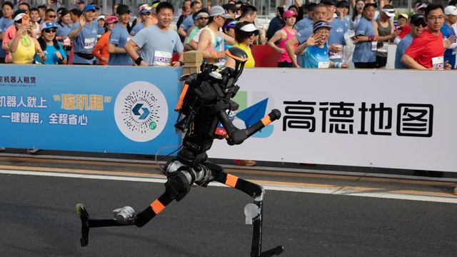 Robots humanoides arrasan en la media maratón de Pekín