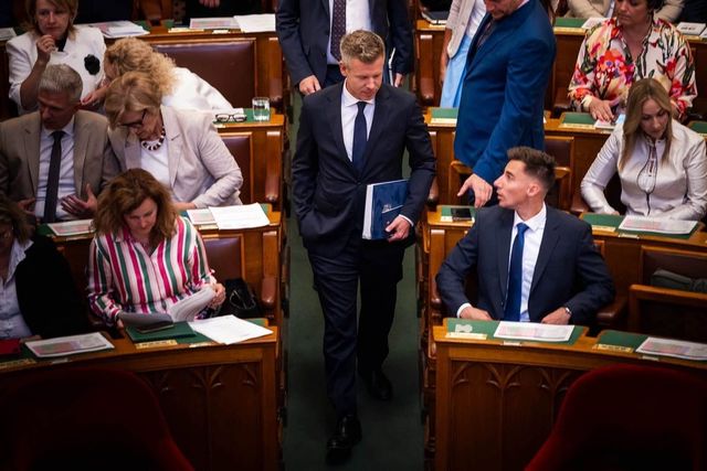 Magyar Péter felszólalásával kezdődik a parlament rendkívüli ülése – élő közvetítés Origón