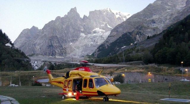 Courmayeur, sciatore 21enne sbatte contro un albero e muore