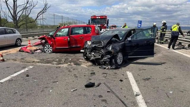 Трима души пострадаха при катастрофа между 3 коли на Северната скоростна тангента на София
