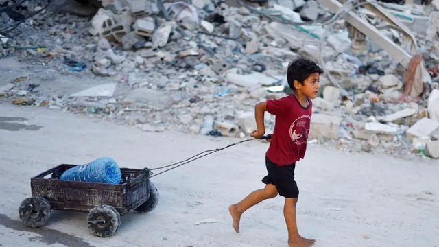 Al menos 27 muertos en un ataque israelí contra una escuela en el centro de Gaza