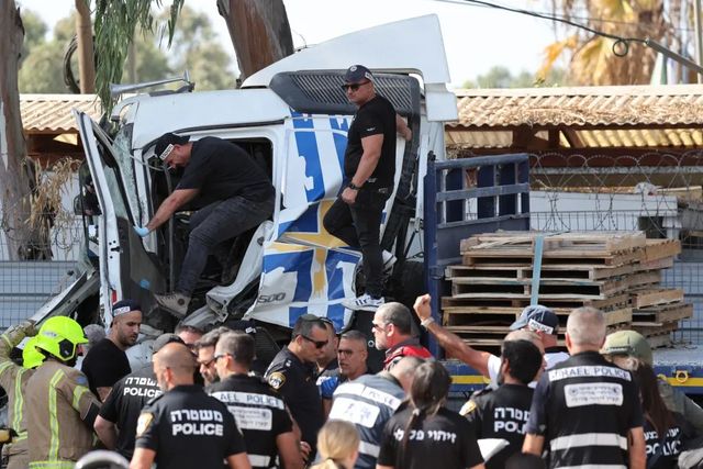 Zeci de răniți după ce un camion a intrat într-o stație de autobuz, în Israel