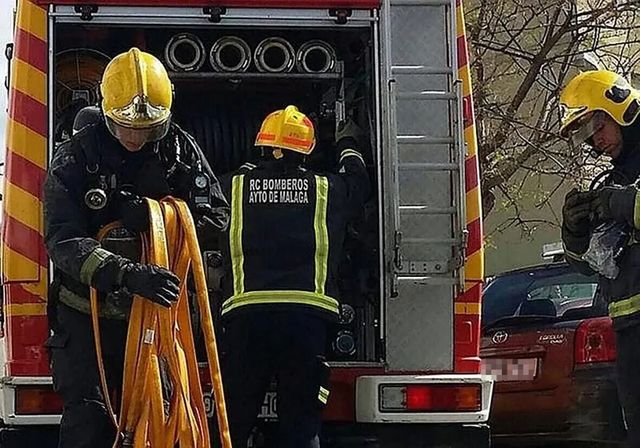 Muere un trabajador tras quedar atrapado en un camión de la basura en Málaga