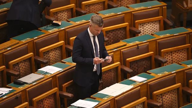 Takács Péter ajándékcsomagot küldött Magyar Péternek, aki nem hagyta annyiban