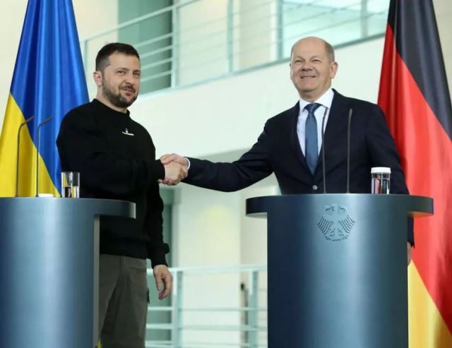 Шолц заяви в телефонен разговор със Зеленски, че подкрепя започването на преговори за присъединяване на Украйна към ЕС