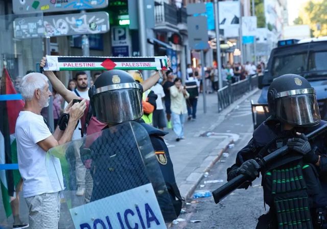 Dos detenidos y 22 policías heridos en las protestas propalestinas de La Vuelta en Madrid