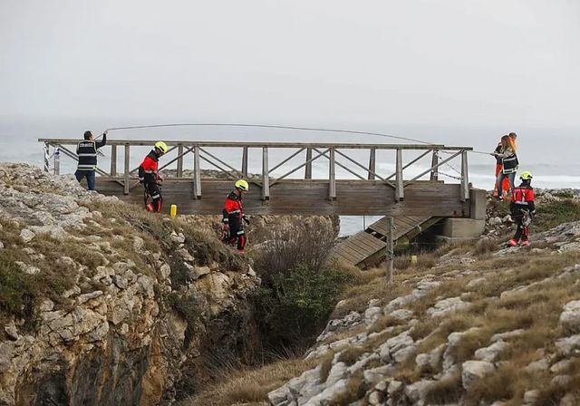 Sobrecogedor minuto de silencio por los jóvenes fallecidos en Santander