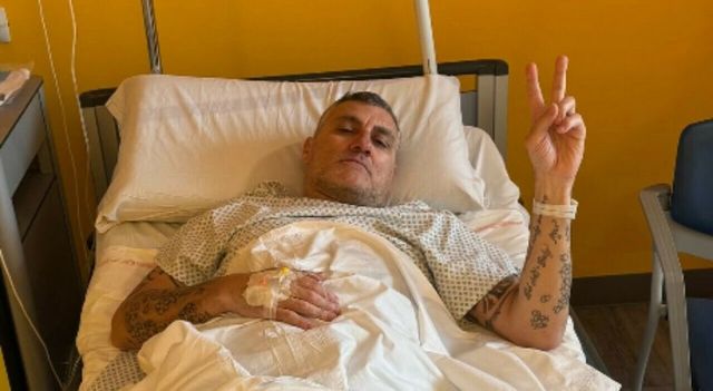 Bobo Vieri in ospedale, la foto con camice e flebo dopo l’intervento