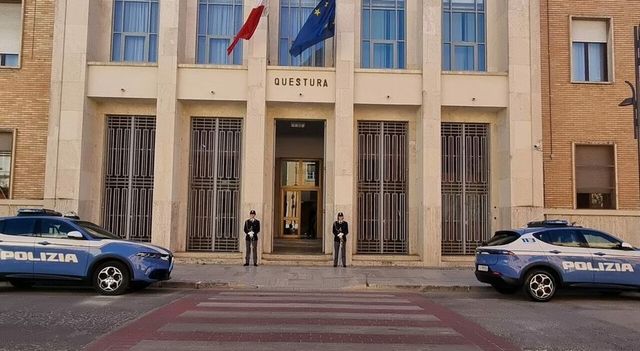 Abusi su due studentesse minorenni, prof sospeso a Formia