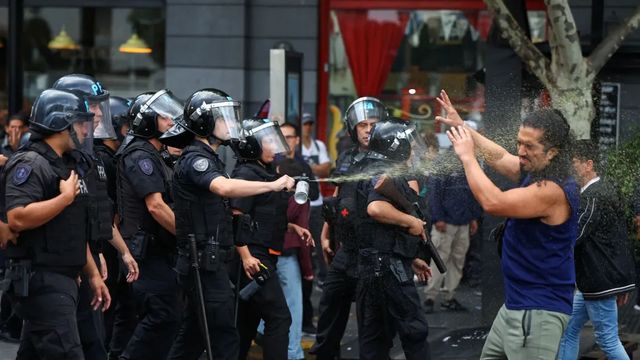 Una protesta de jubilados, apoyada por hinchas de fútbol, desata la violenta represión de Milei