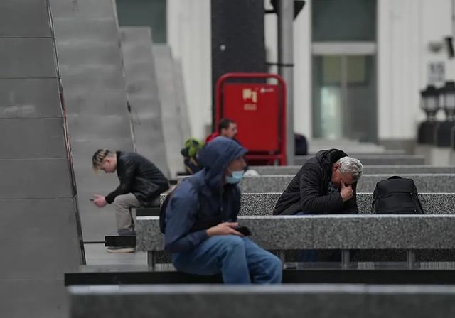 Rodalies sigue sin servicio y augura un nuevo día de caos para miles de catalanes